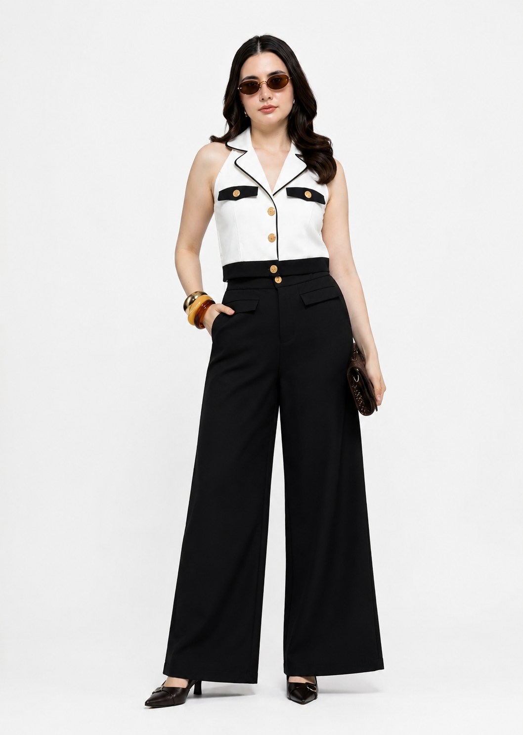 Set Blanco y Negro para Mujer con Solapa y Botones Dorados
