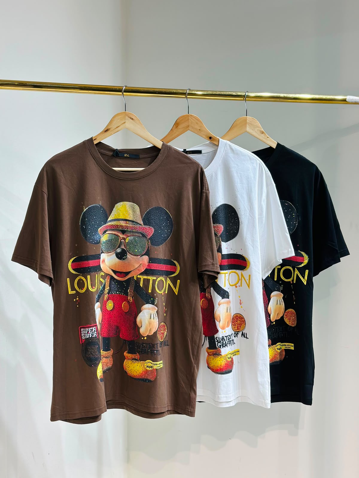 Playera Gráfica con Pedrería y Estampado de Personaje