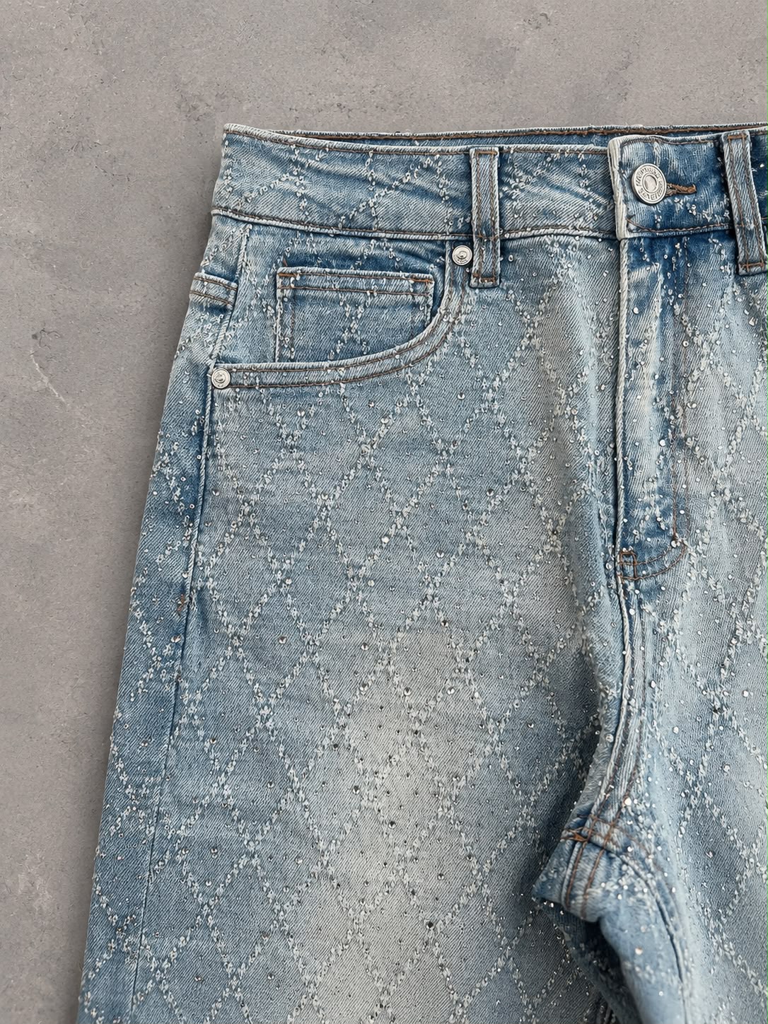 Jeans Rectos con Pedrería y Diseño Diamante