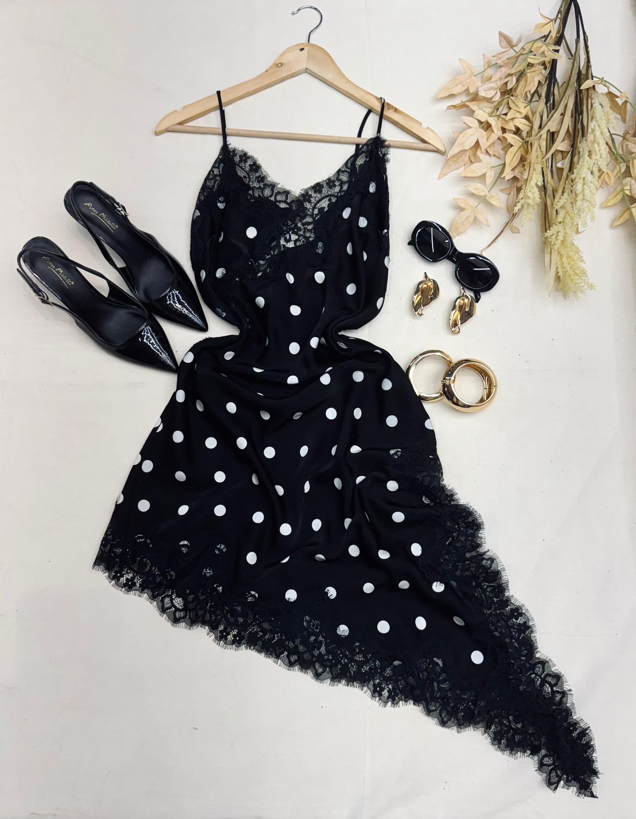Blusa Asimétrica con Encaje y Lunares