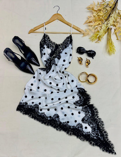Blusa Asimétrica con Encaje y Lunares