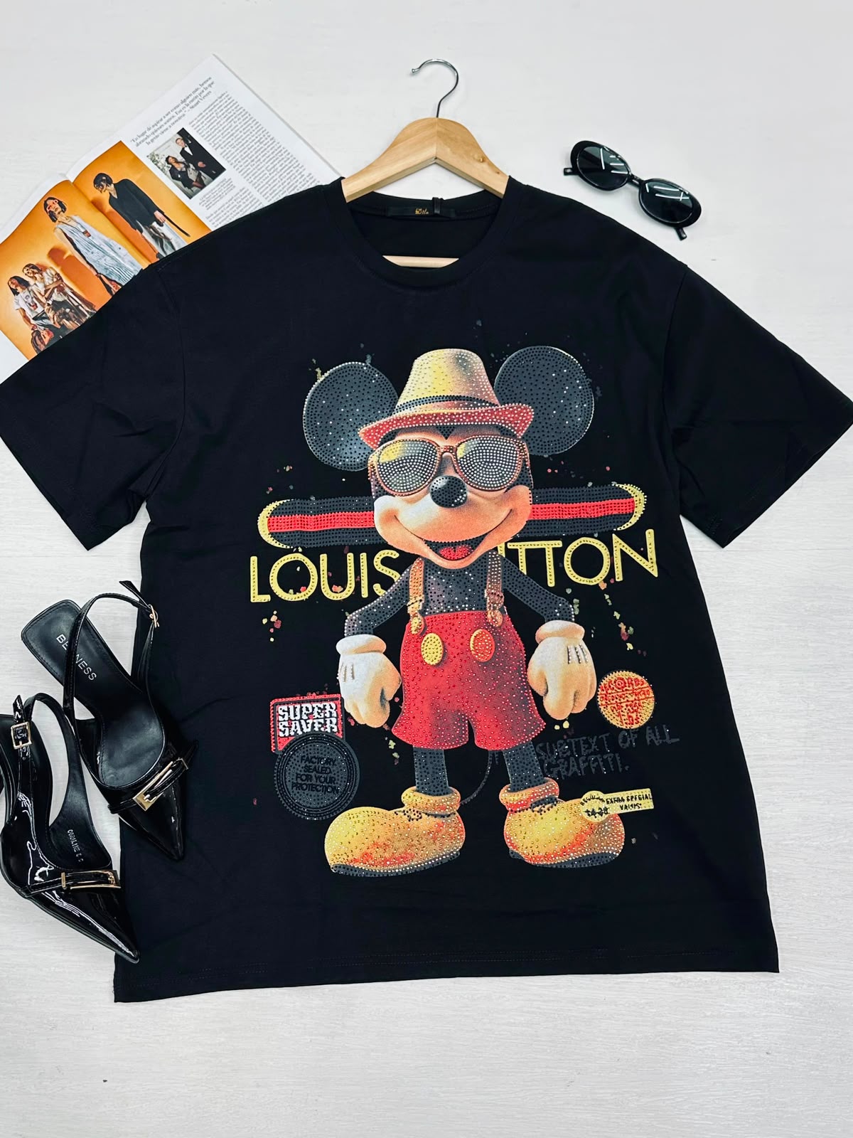 Playera Gráfica con Pedrería y Estampado de Personaje
