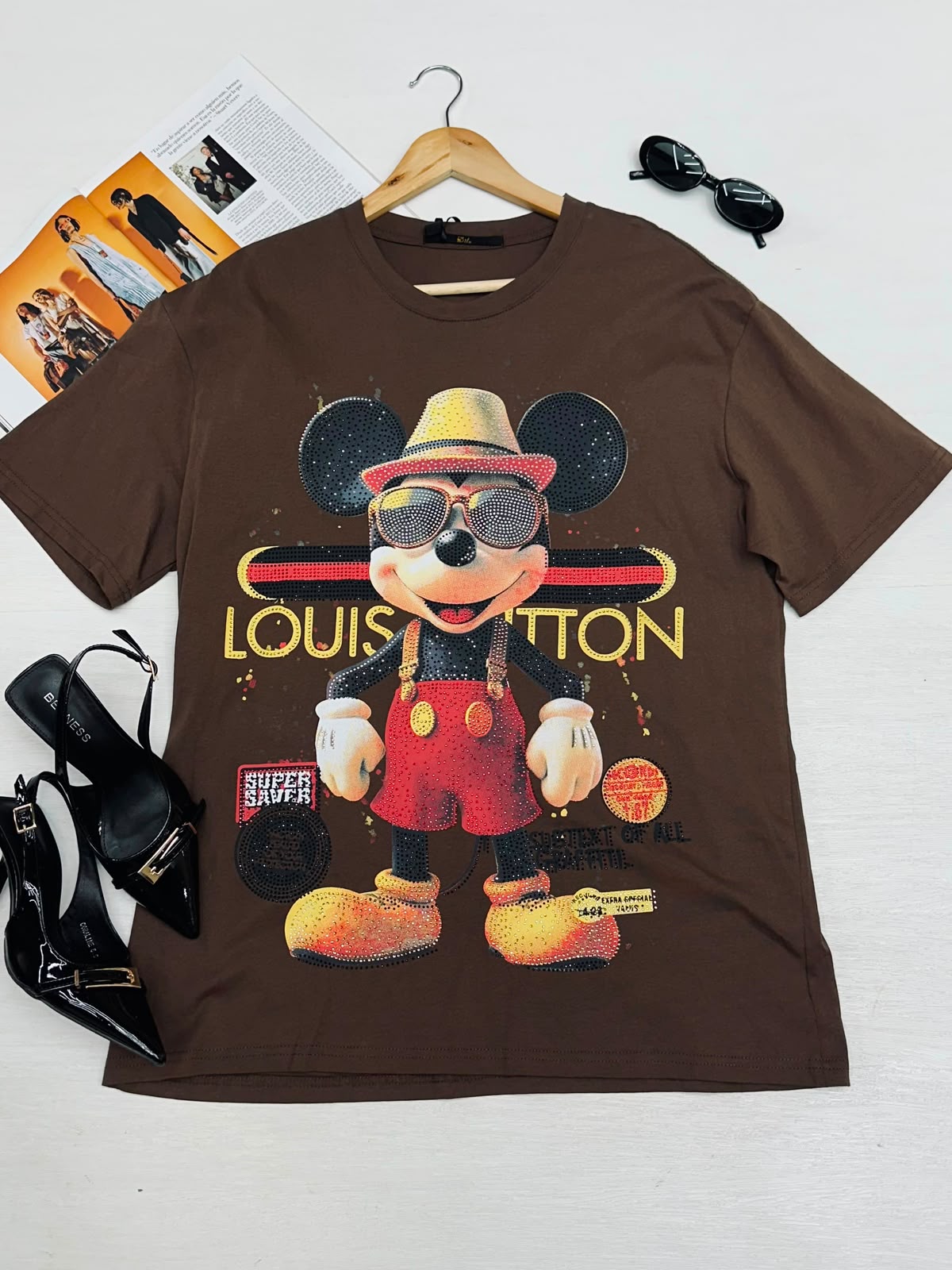Playera Gráfica con Pedrería y Estampado de Personaje
