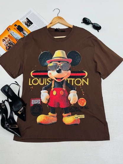 Playera Gráfica con Pedrería y Estampado de Personaje