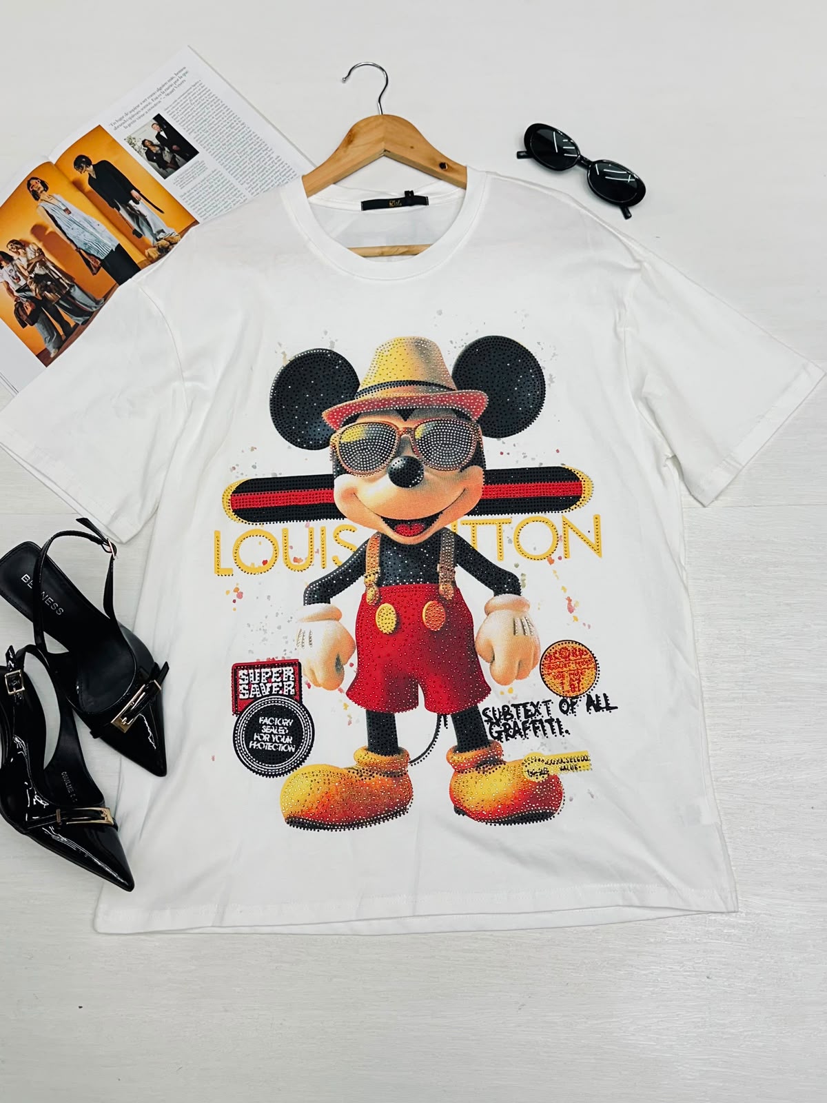 Playera Gráfica con Pedrería y Estampado de Personaje