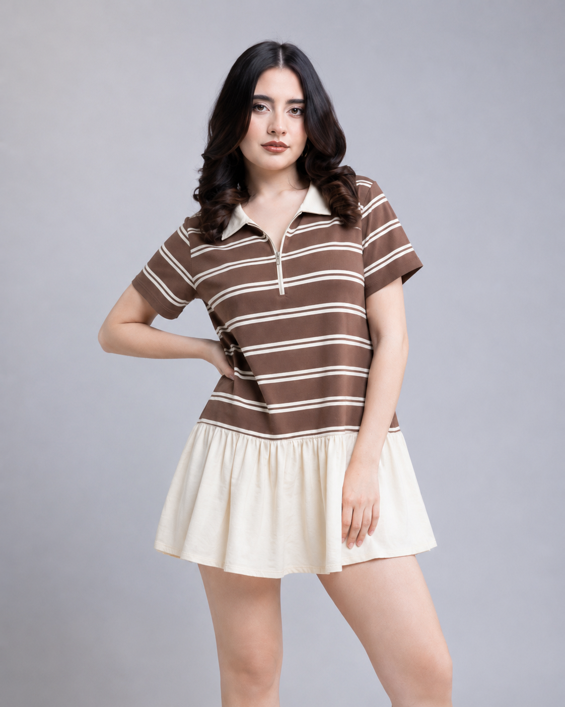 Vestido con Cuello y Detalle de Rayas